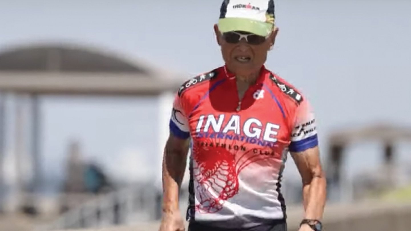 A 88 ans, Hiromu Inada est un triathlonien japonais hors normes!