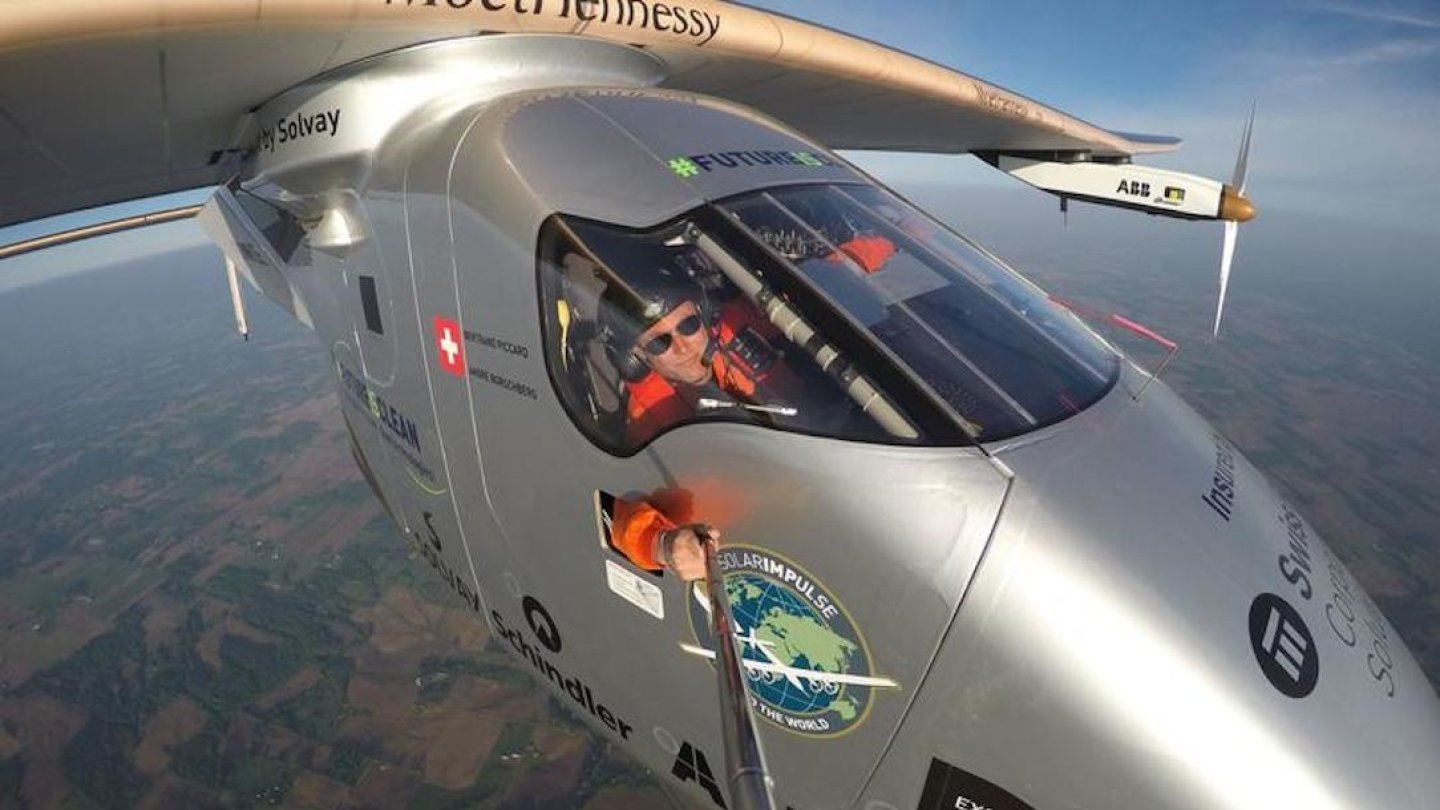 Bertrand Piccard prend un selfie aux commandes de Solar Impulse