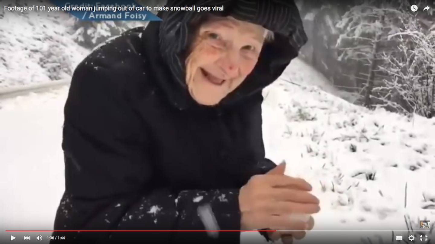 Albina Foisy, la centenaire qui joue dans la neige