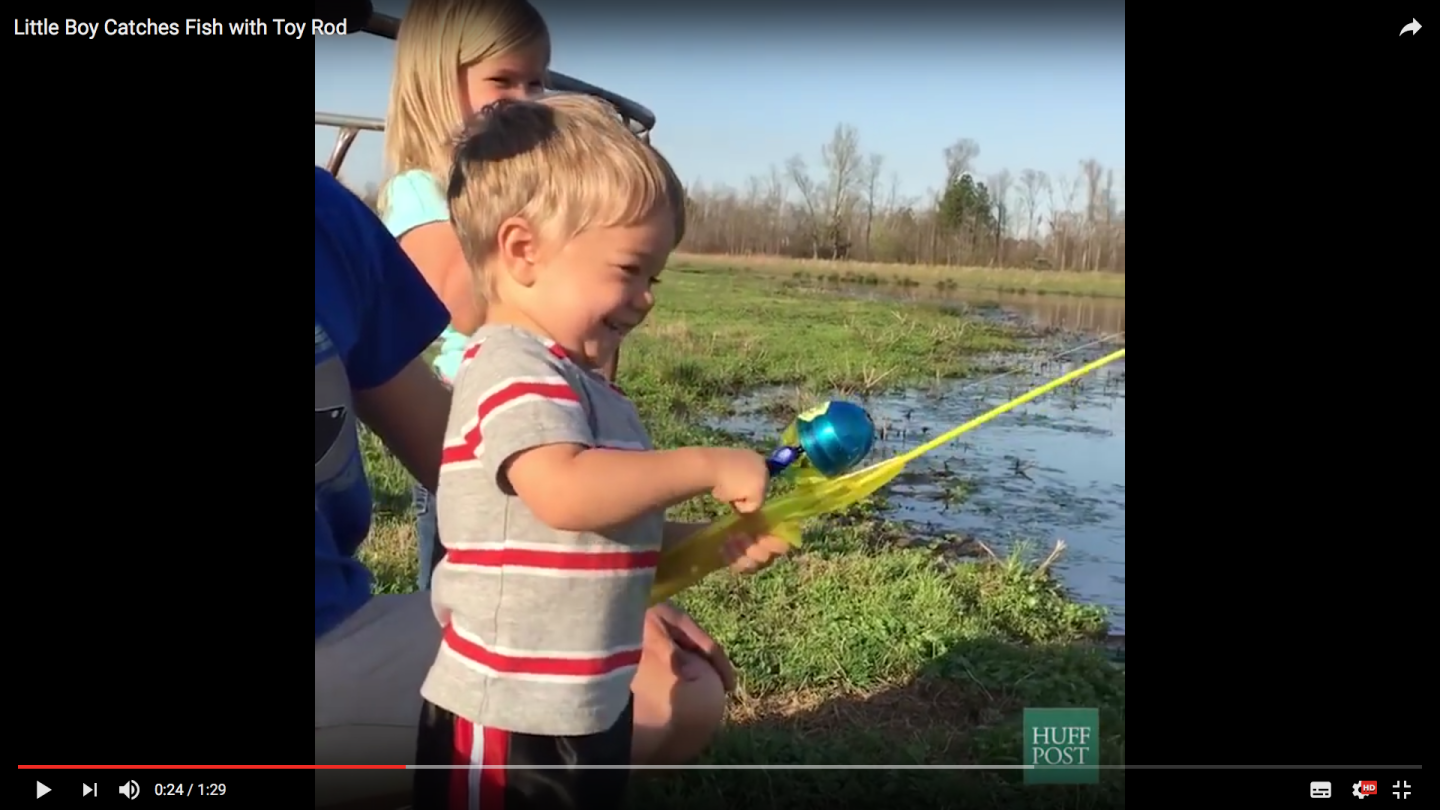 VIDEO. Ce petit attrape un vrai poisson avec une canne à pêche