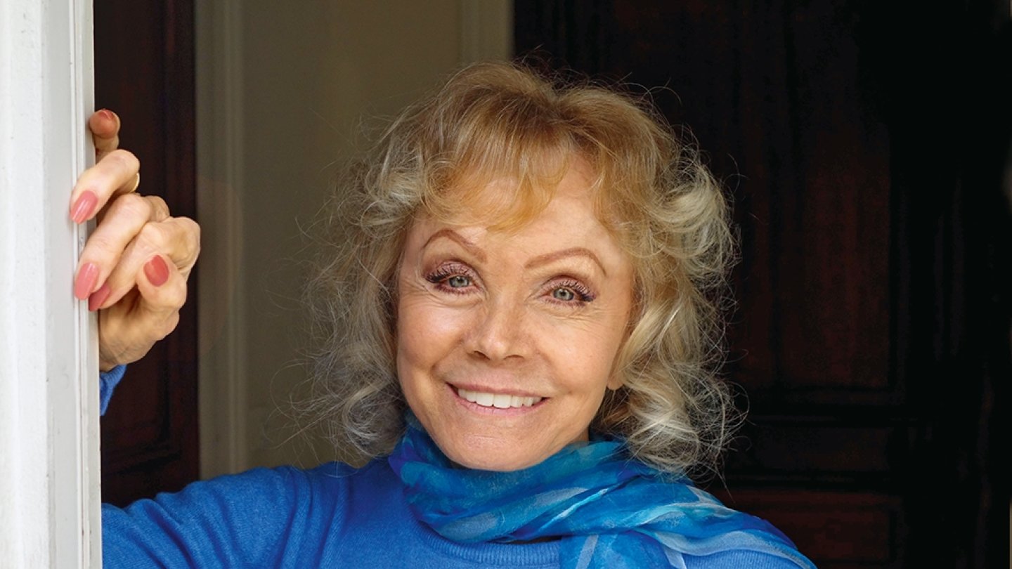 Interprète des chansons de Brel et de Ferrat, Isabelle Aubret a aussi chanté le générique de la série télé phare des années 1960-1970: Les aventures de Saturnin.