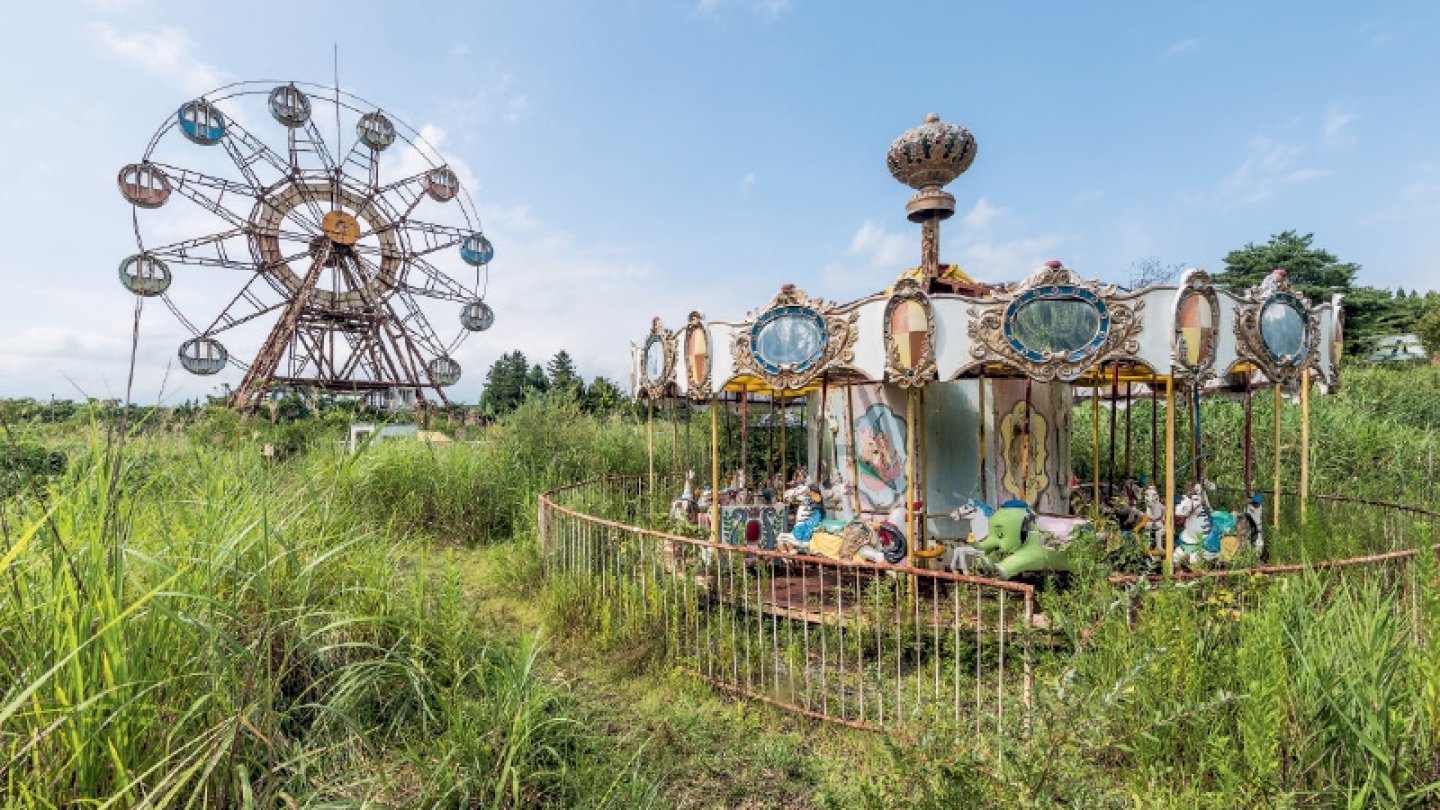 Green Urbex - Un parc d'attractions japonais abandonné, envahi par la végétation en 2017.
