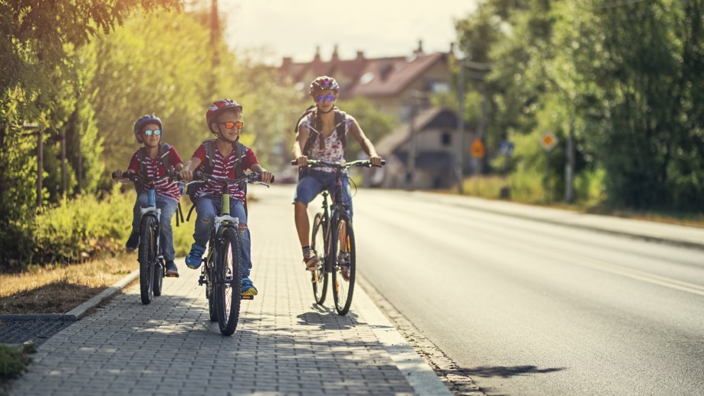 Faut-il autoriser les enfants de 12 ans  à rouler à vélo sur le trottoir ?