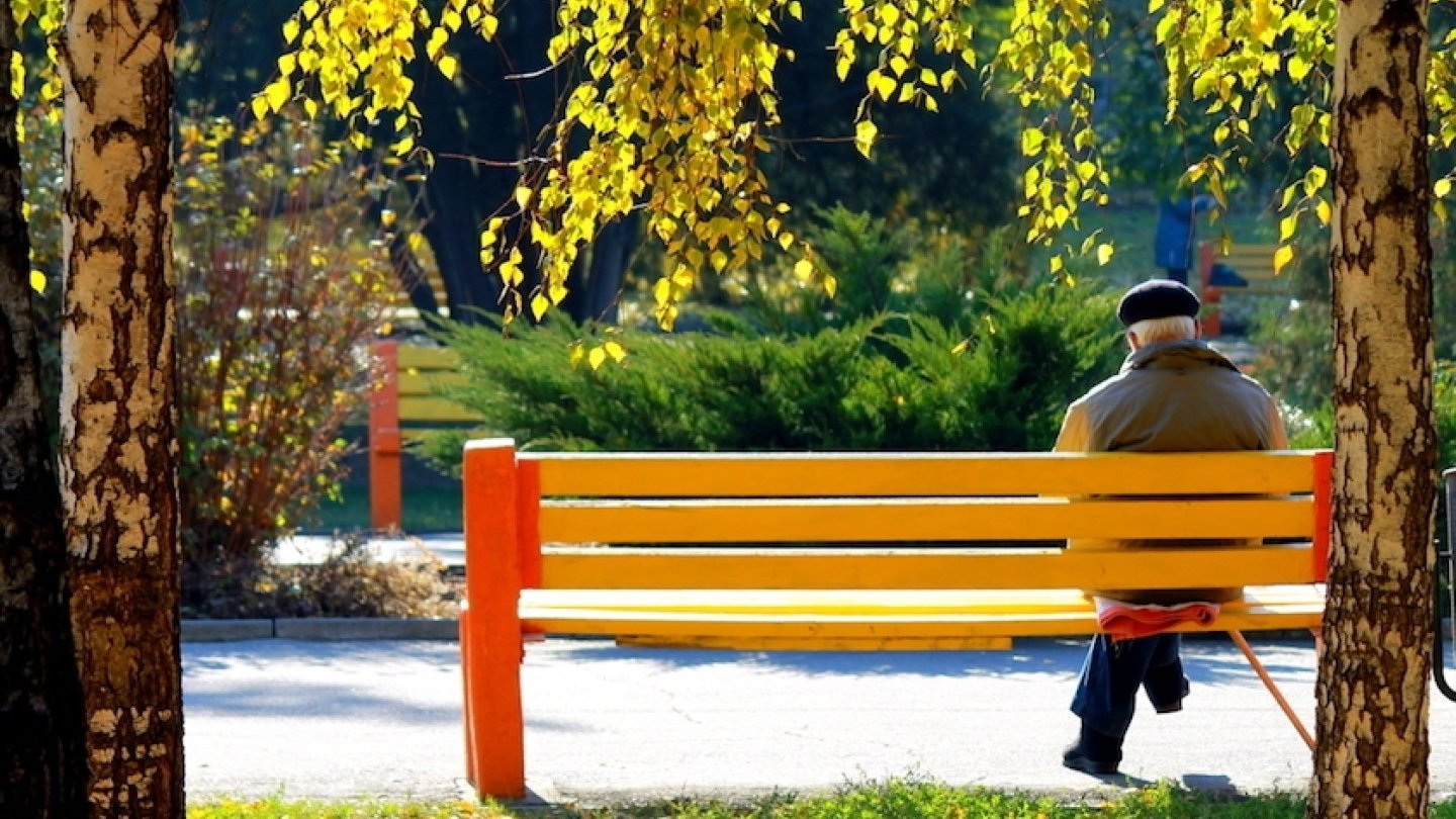 senior se reposant sur un banc en ville