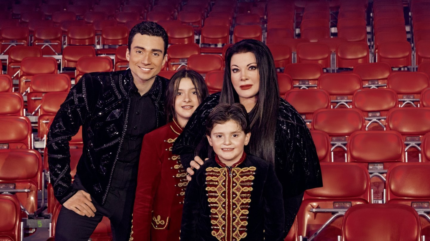 Géraldine Knie entourée de ses enfants Ivan Frédéric, Chanel Marie et Maycol Junior. Pour la directrice artistique du cirque Knie, la famille est sacrée.