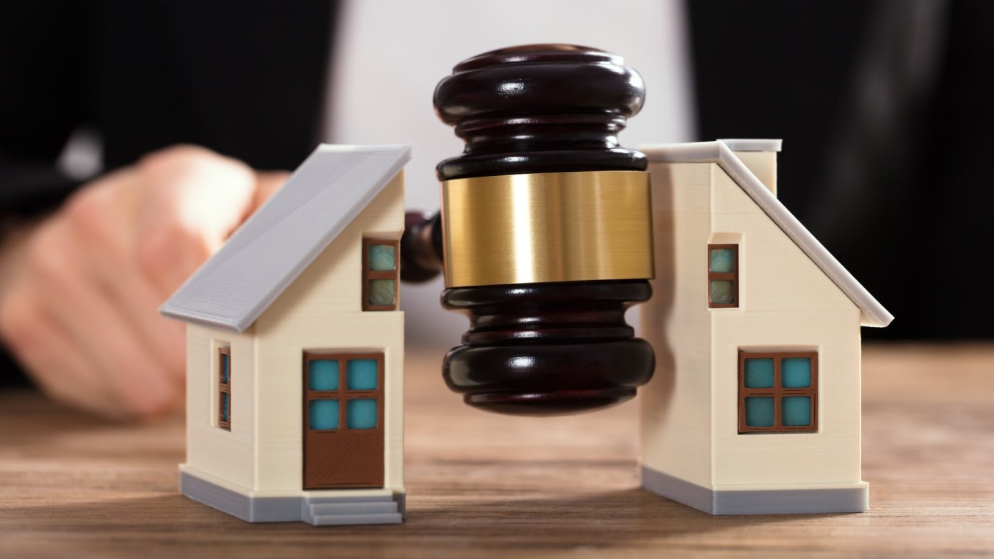 Le partage d'un bien immobilier en copropriété est soumis à une législation bien spécifique pour le cas des couples mariés.