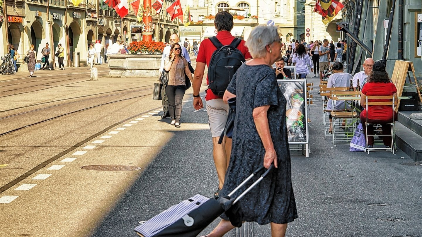 Senior faisant ses courses dans une rue de Berne ville idéale sondage Suisse