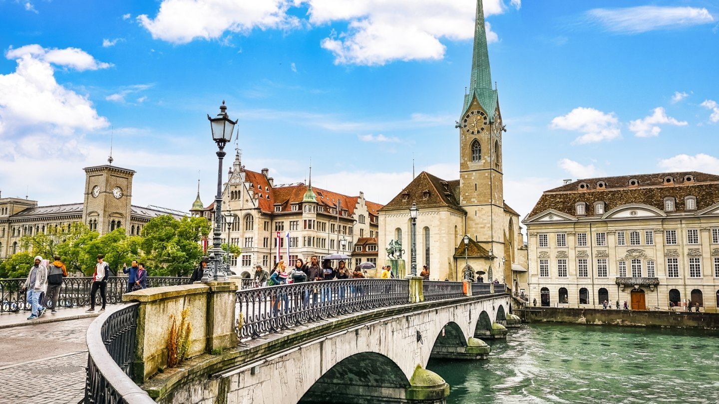 Une vue de la vieille cité de Zurich avec la fameuse église Fraumunster